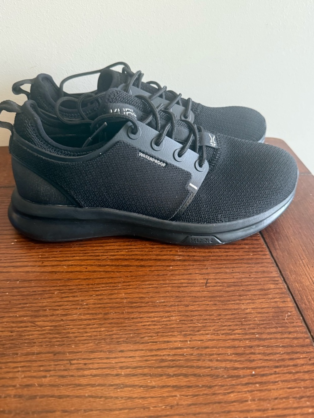 Kuru Atom waterproof lack sneakers 9.5 women’s